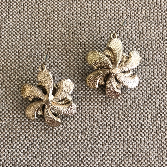 NEW Floral Black Enamel Earrings - Picture 3 of 3